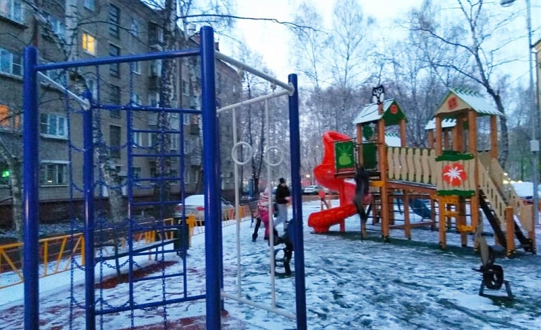 Провели осмотр детского городка, расположенного во дворе дд.N2 и N4 по ул.Карла Маркса