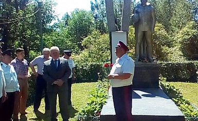 Открытие новой памятной доски памятника павшим воинам в Великой Отечественной войне в поселке Торфопредприятие.