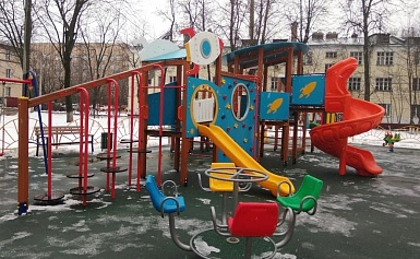 Проверка детской игровой площадки во дворе дома №13 по ул. Ленина на предмет  технического состояния площадки требованиям безопасности.