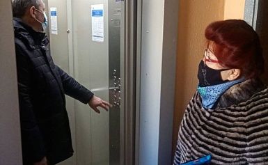 Провели общественный контроль работ по замене лифтов в д.N41 на ул. Горького.