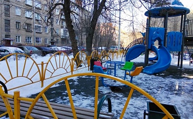 После снегопада в рамках национального проекта "ДЕМОГРАФИЯ" провела контроль содержания детской игровой площадки по адресу ул. Калинина, д.№7
