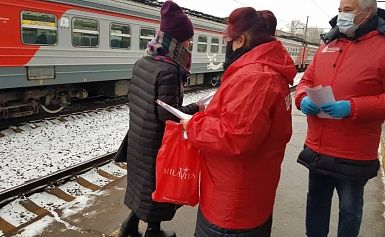 Мобильная группа муниципальной Общественной палаты @opkorolev  сегодня провела рейд по информированию граждан о важности использования противовирусных мер на ж/д станциях "Подлипки-Дачные" и "Болшево"