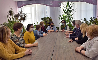 Провели  рабочую встречу с представителями муниципальной  Общественной палаты по вопросу организации и работы пункта сбора гуманитарной помощи беженцам из Донбасса