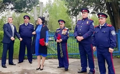 9 мая казаки Королевского хуторского казачьего общества возложили цветы к памятнику Воинам, не вернувшимся с войны.