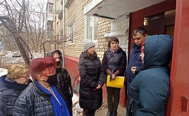 По обращениям жителей посетили МКД по адресу ул.Калинина, д.5 с целью проверки качества ремонта подъездов